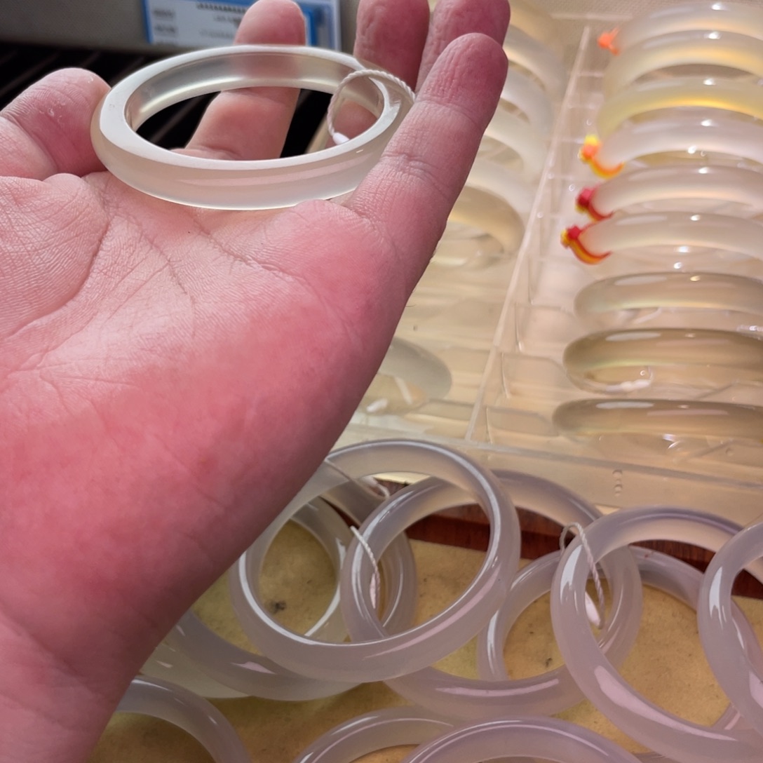 J***y玛瑙/玉髓手镯未镶嵌