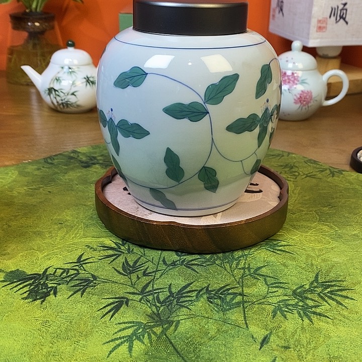 瓷片董缠枝莲茶叶罐
