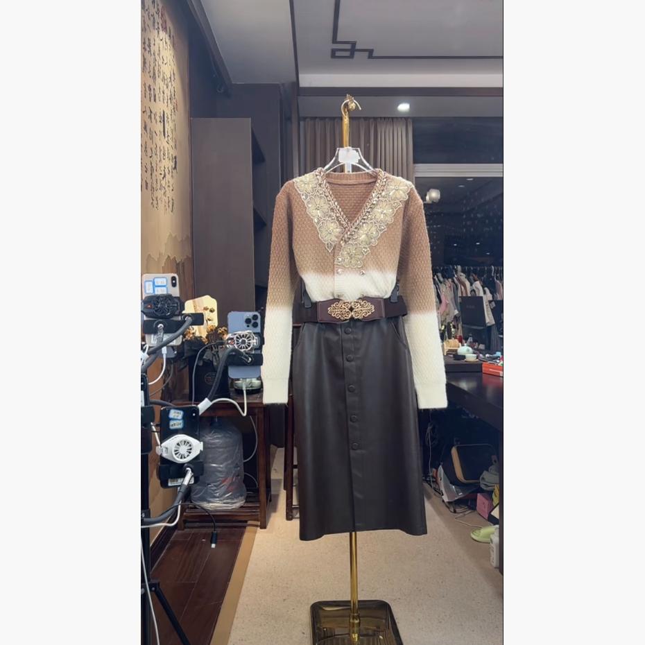 芙娜妮法式圆领秋季新款时尚气质女设计感小众长袖上衣F2431960A