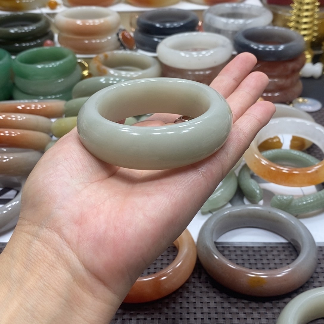 寒***梅石英质玉手镯未镶嵌