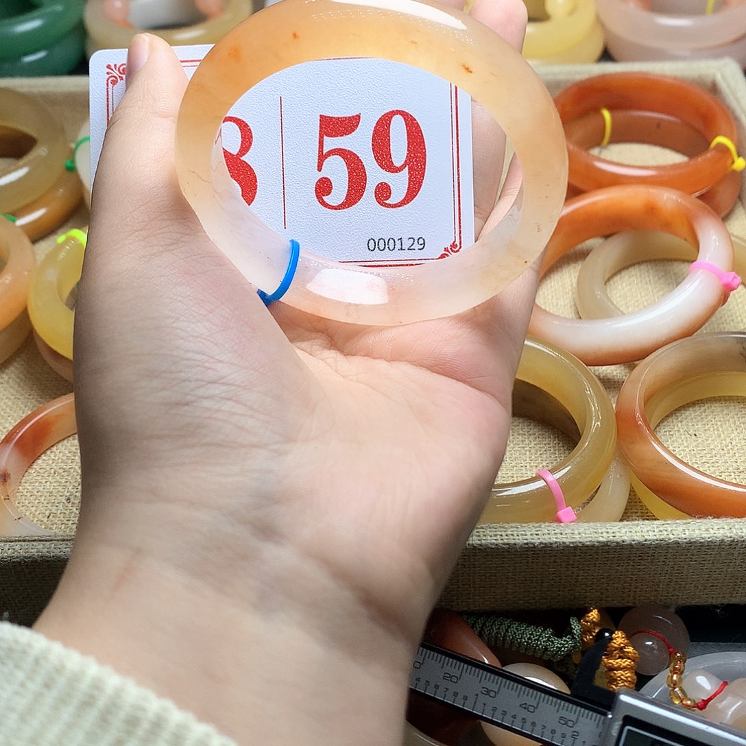 未镶嵌石英质玉（黄龙玉）手镯