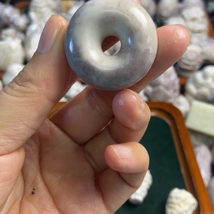 配饰鹿角雕刻一个出