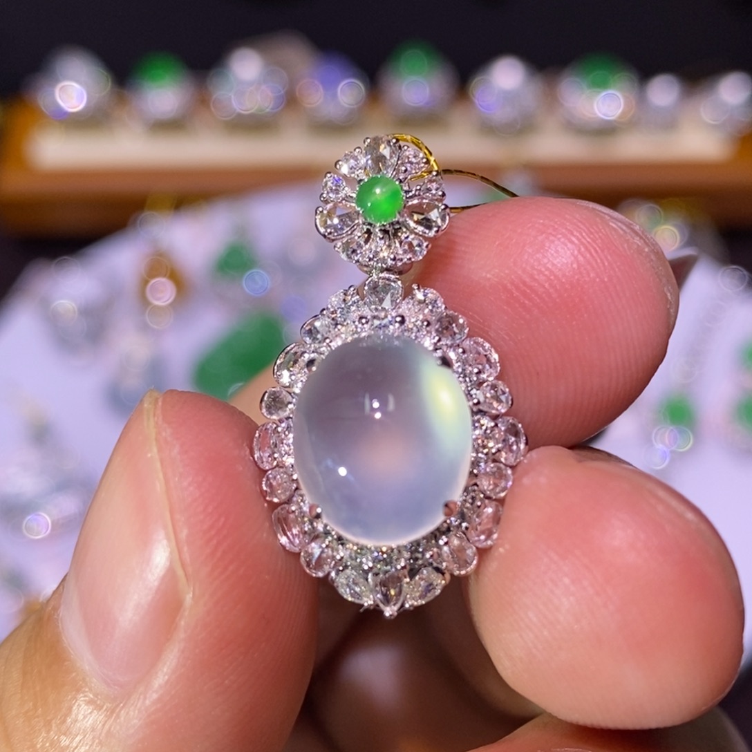 【闪购商品】颈饰18K金镶嵌翡翠