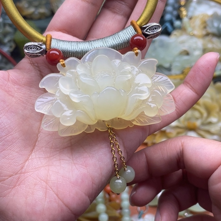 蛇纹石玉吊坠合金