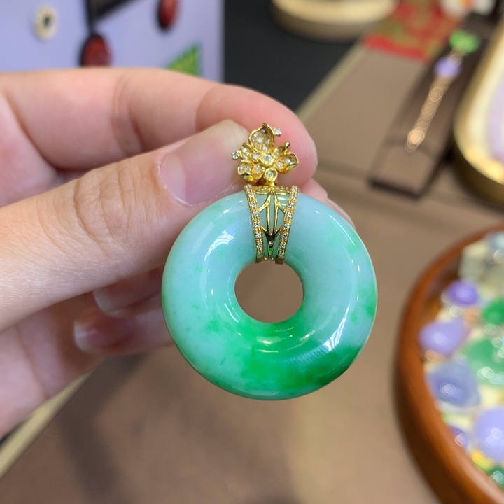 翡翠18K金镶嵌颈饰翡翠