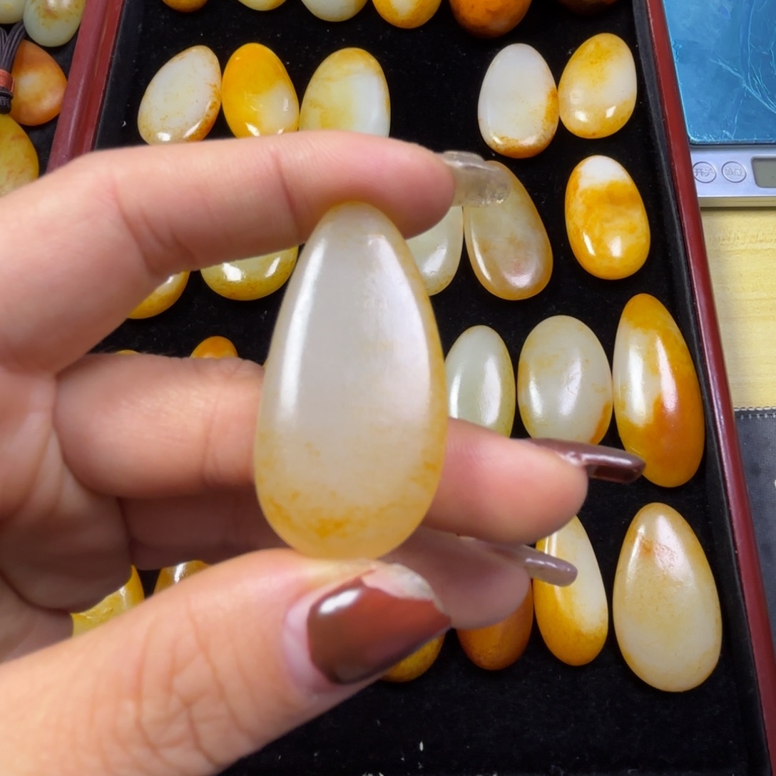 白***️和田玉未镶嵌颈饰