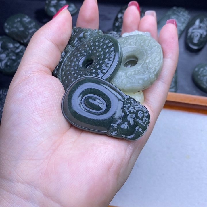 罗***釉颈饰未镶嵌和田玉