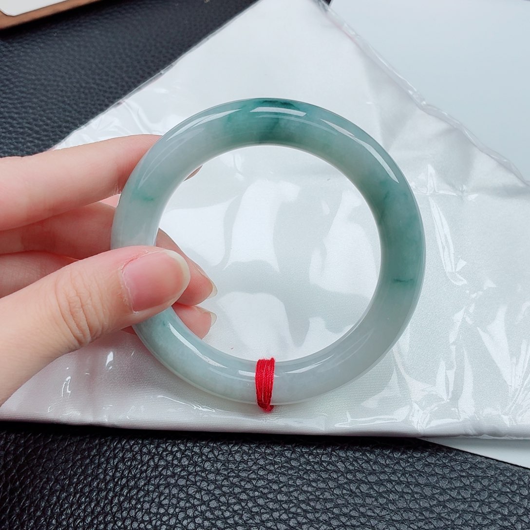 翡翠手镯未镶嵌54圈