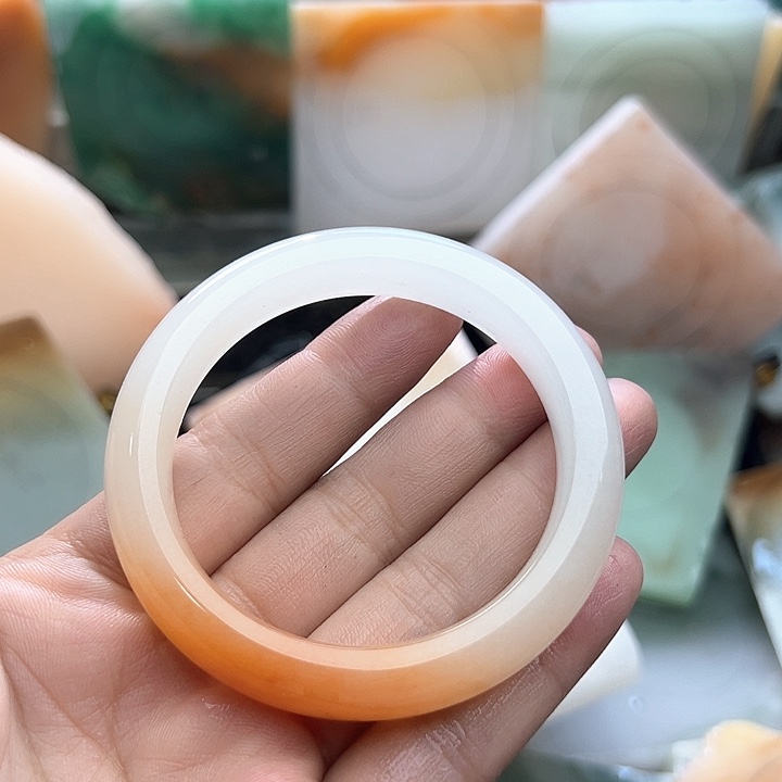 周***琴石英质玉手镯未镶嵌