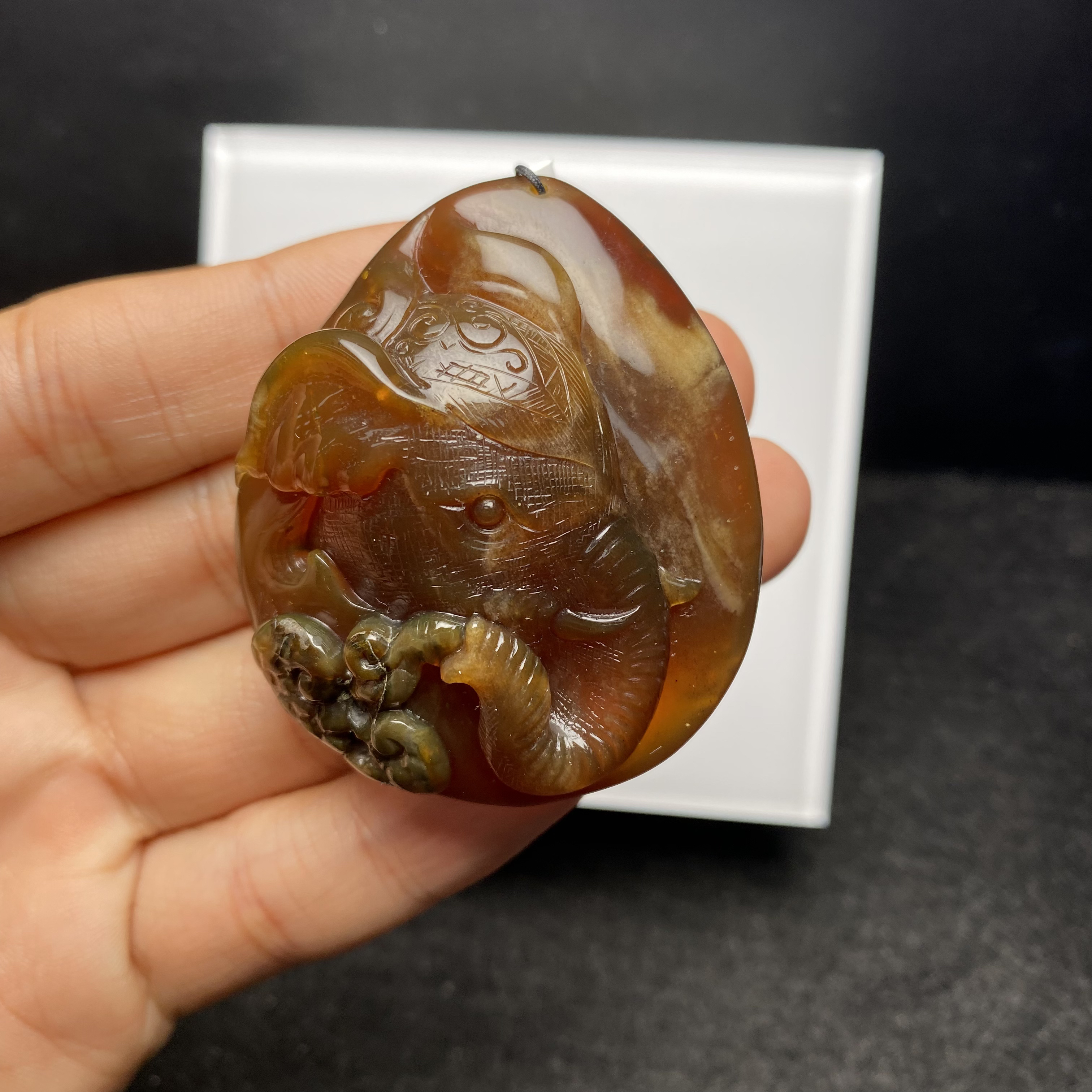 2-8天然缅甸琥珀溶洞象神吊坠23.65g