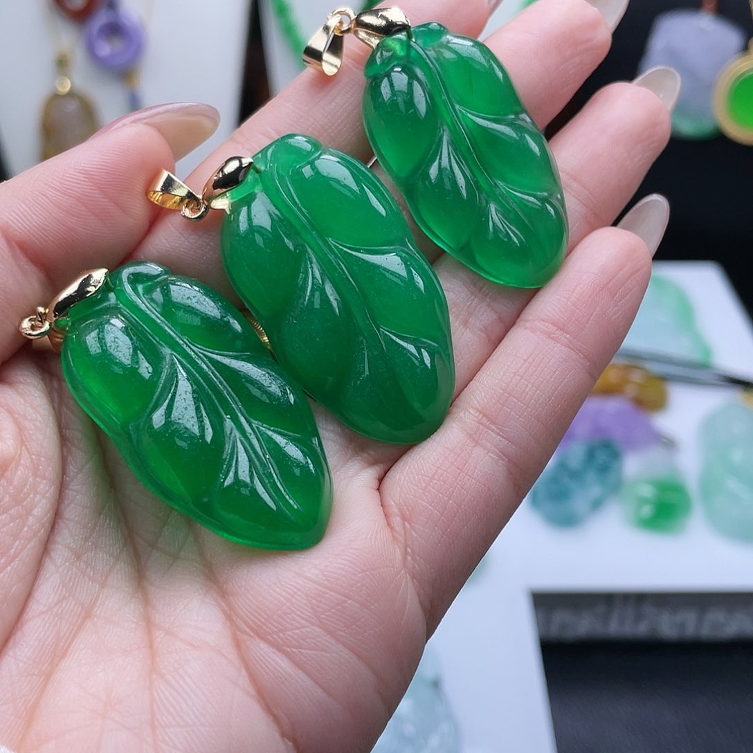 翡翠吊坠(赠链)未镶嵌