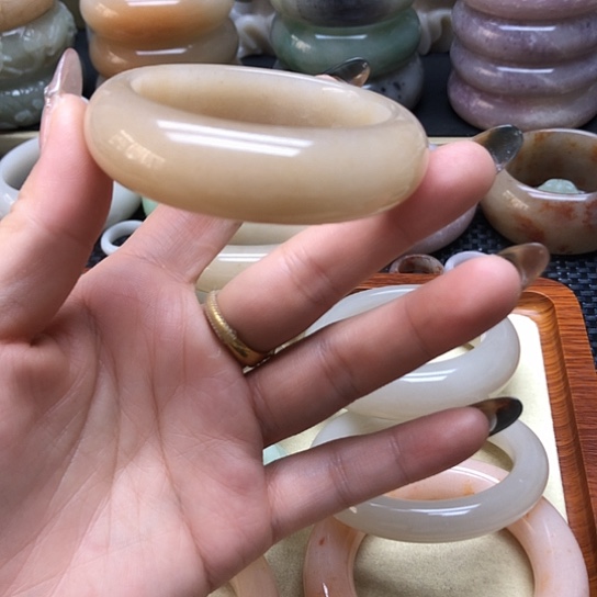 石英岩玉未镶嵌手镯