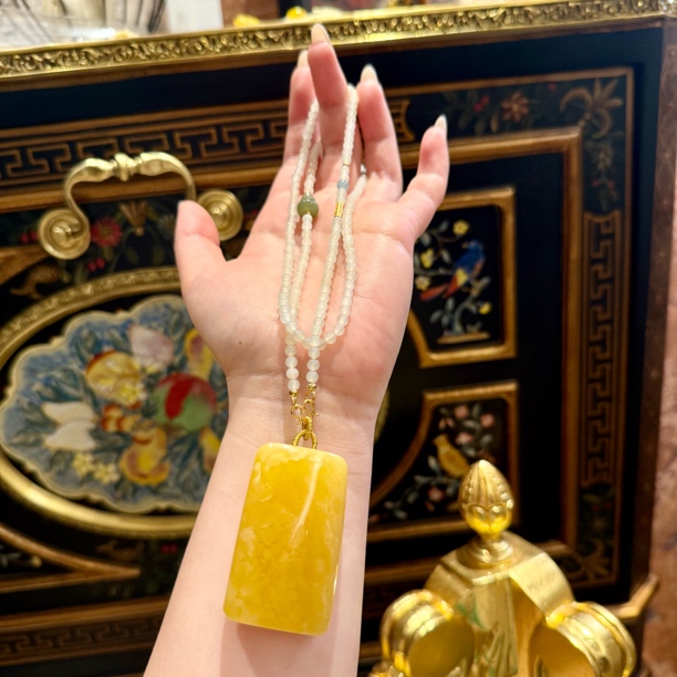 天然蜜蜡俄白花无事牌男女同款吊坠另配和田玉链子（多样性发）