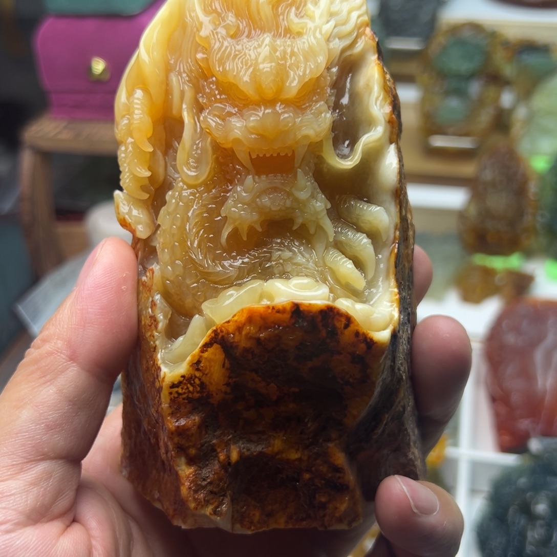 东***东岫玉未镶嵌颈饰龙摆件