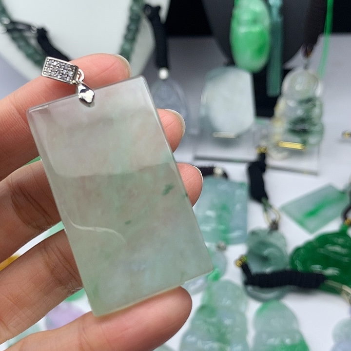 翡翠未镶嵌吊坠(赠链)