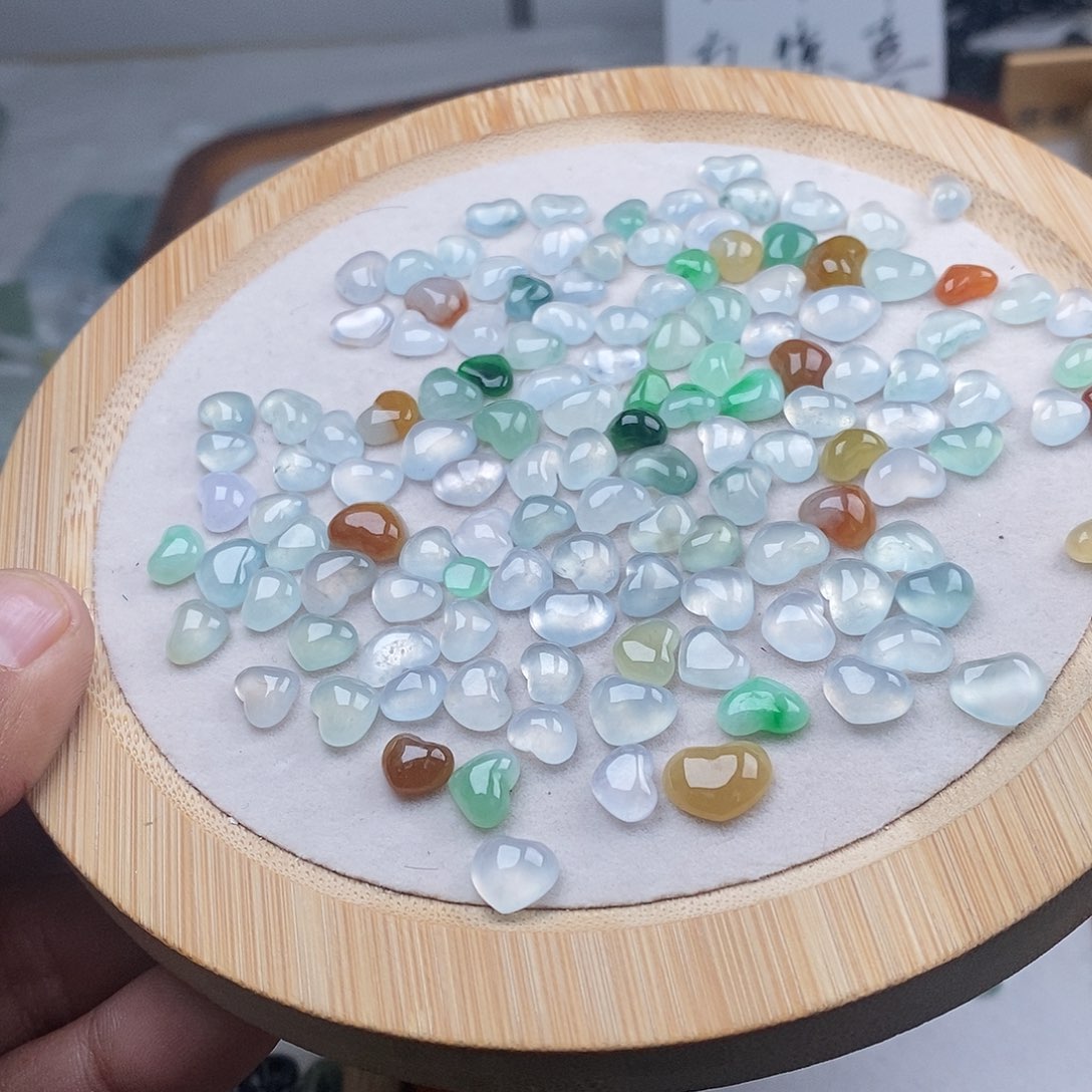 翡翠颈饰未镶嵌爱心