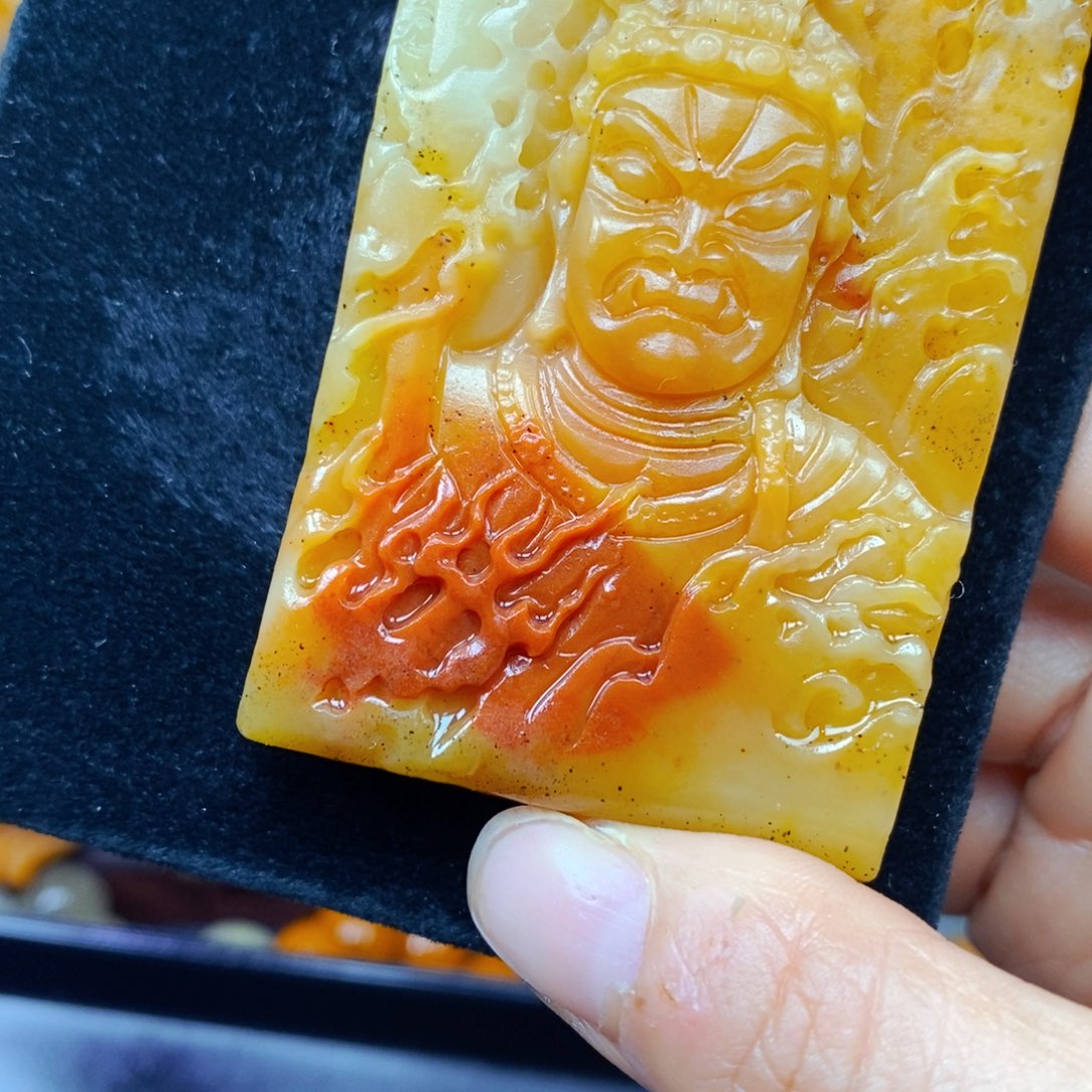 石英质玉（黄龙玉）未镶嵌颈饰