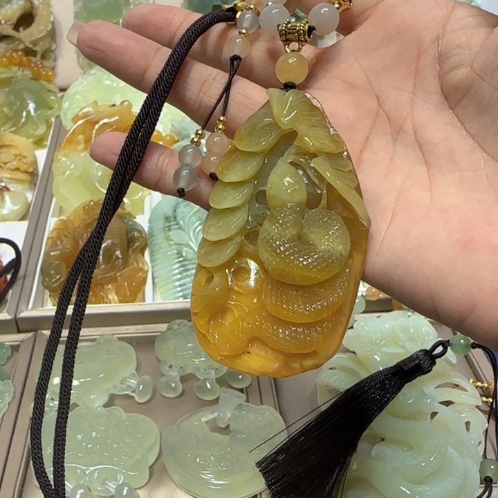 蛇纹石玉吊坠未镶嵌