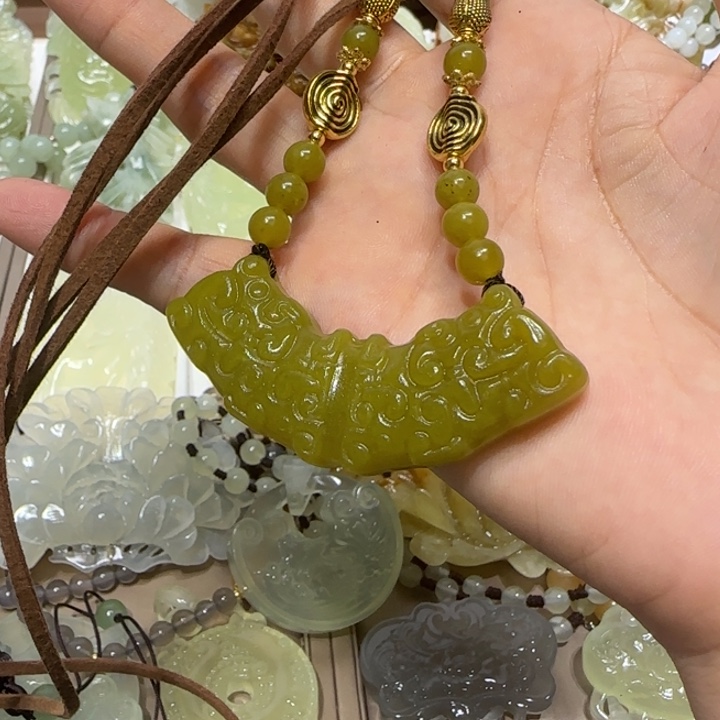 蛇纹石玉吊坠未镶嵌