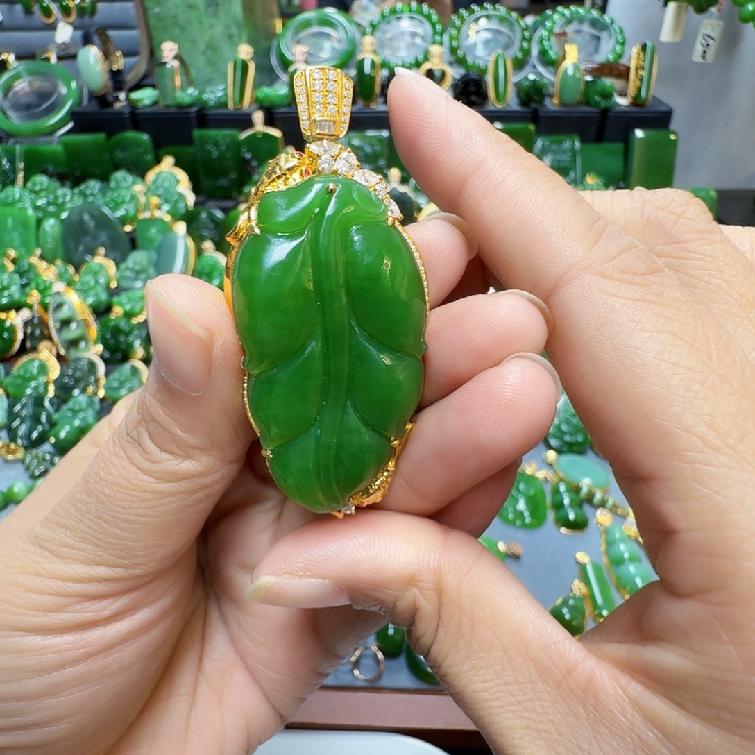 和田玉（碧玉）颈饰18K金镶嵌肥*安