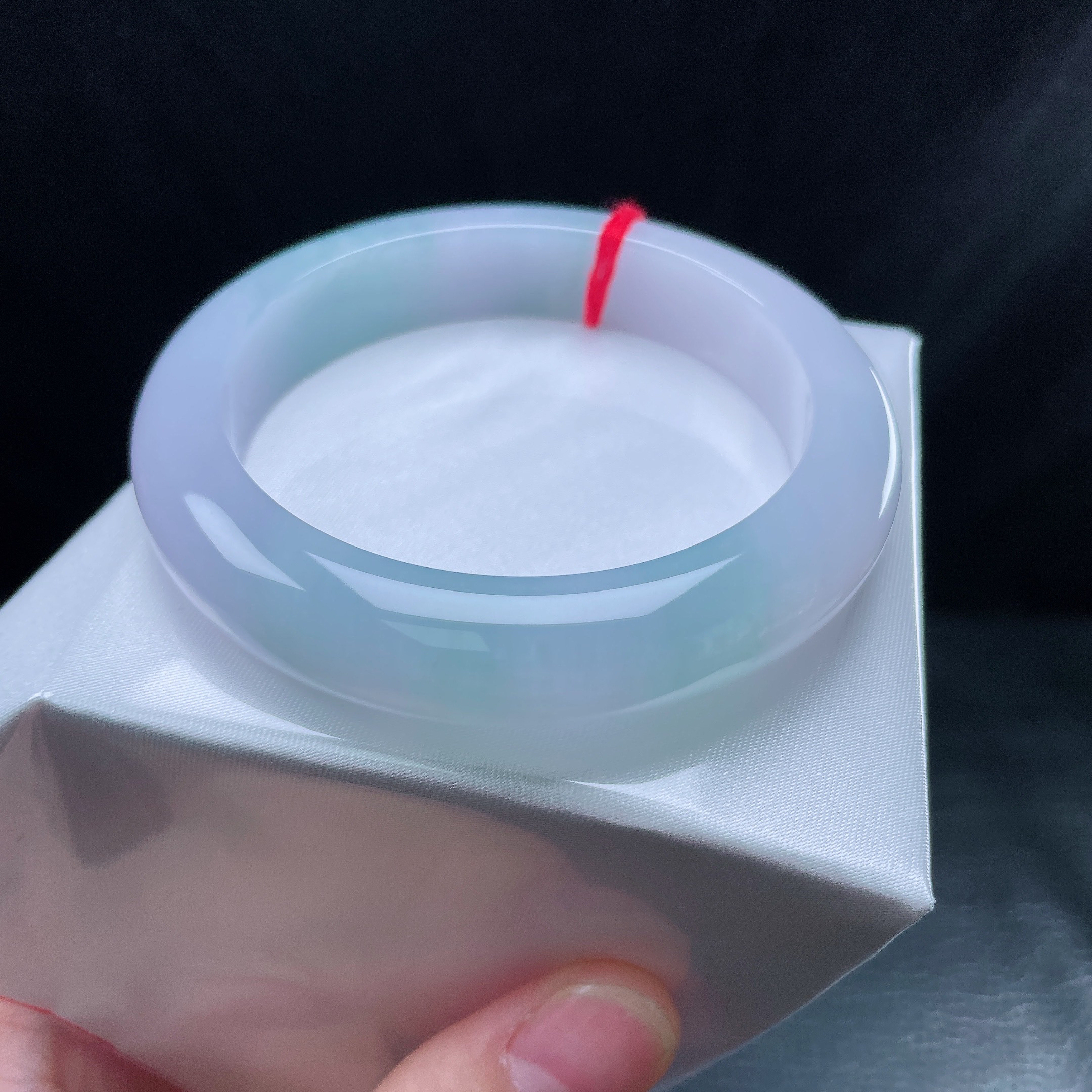 56圈糯化淡春彩飘绿宽边手镯 有纹