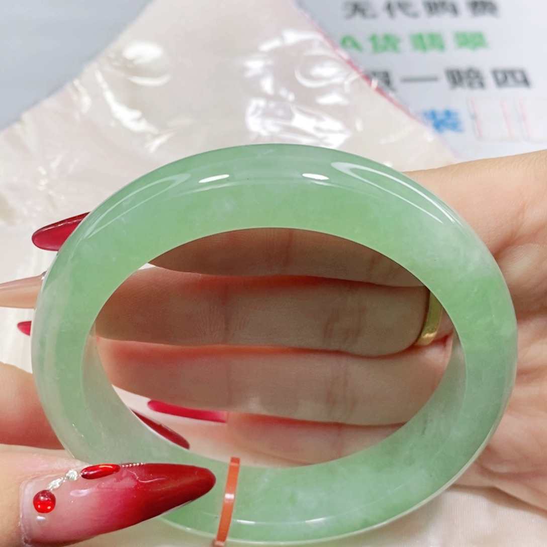 翡翠手镯未镶嵌56.8圈。