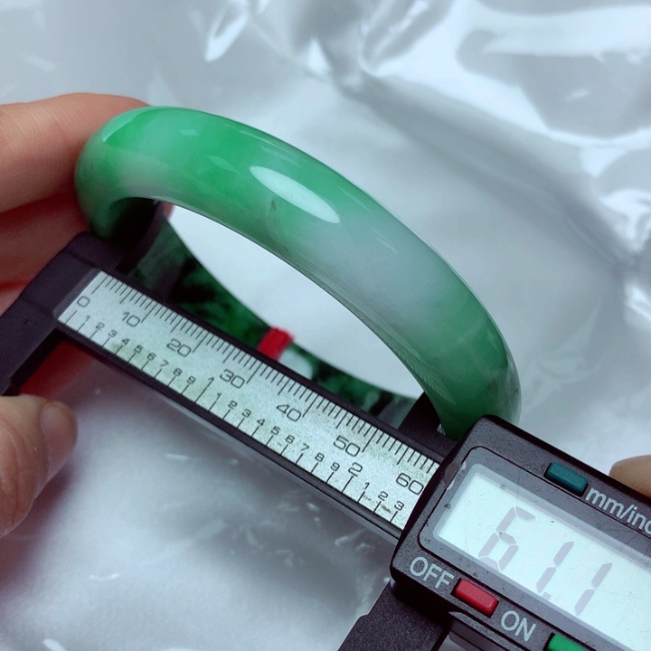 翡翠手镯未镶嵌手镯