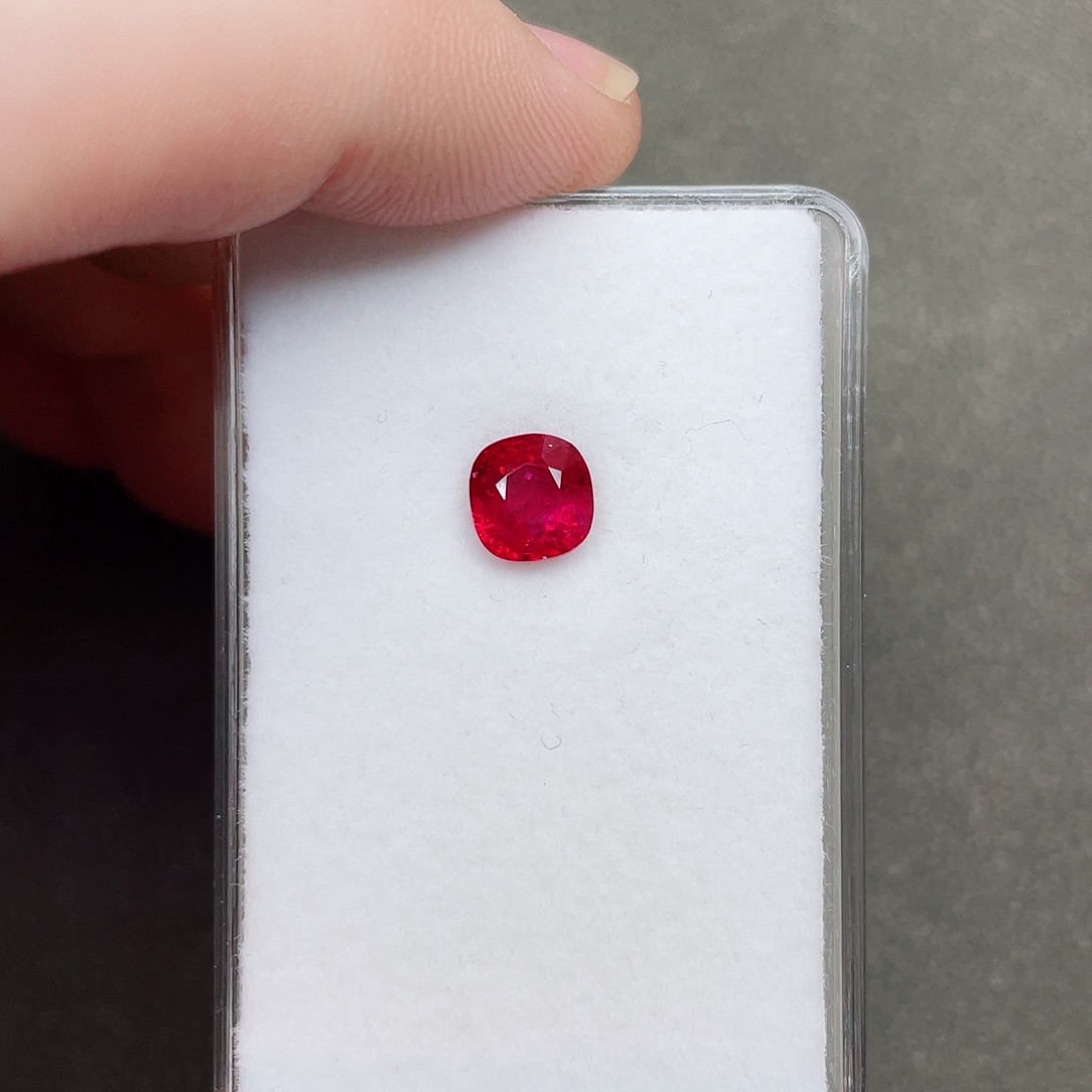 红宝石裸石未镶嵌2.04克拉无烧鸽血红吉尔德证书