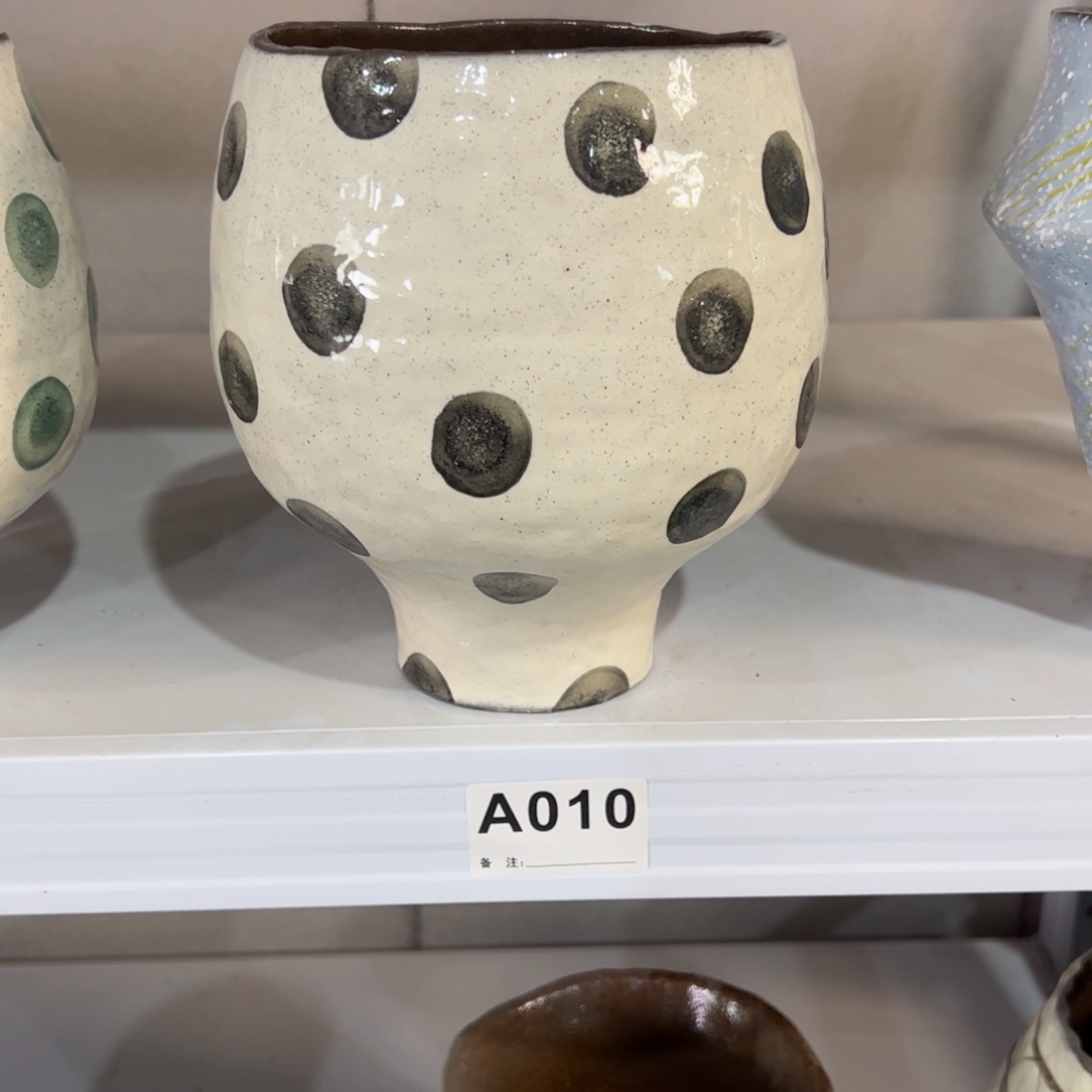 红陶口11高18有孔