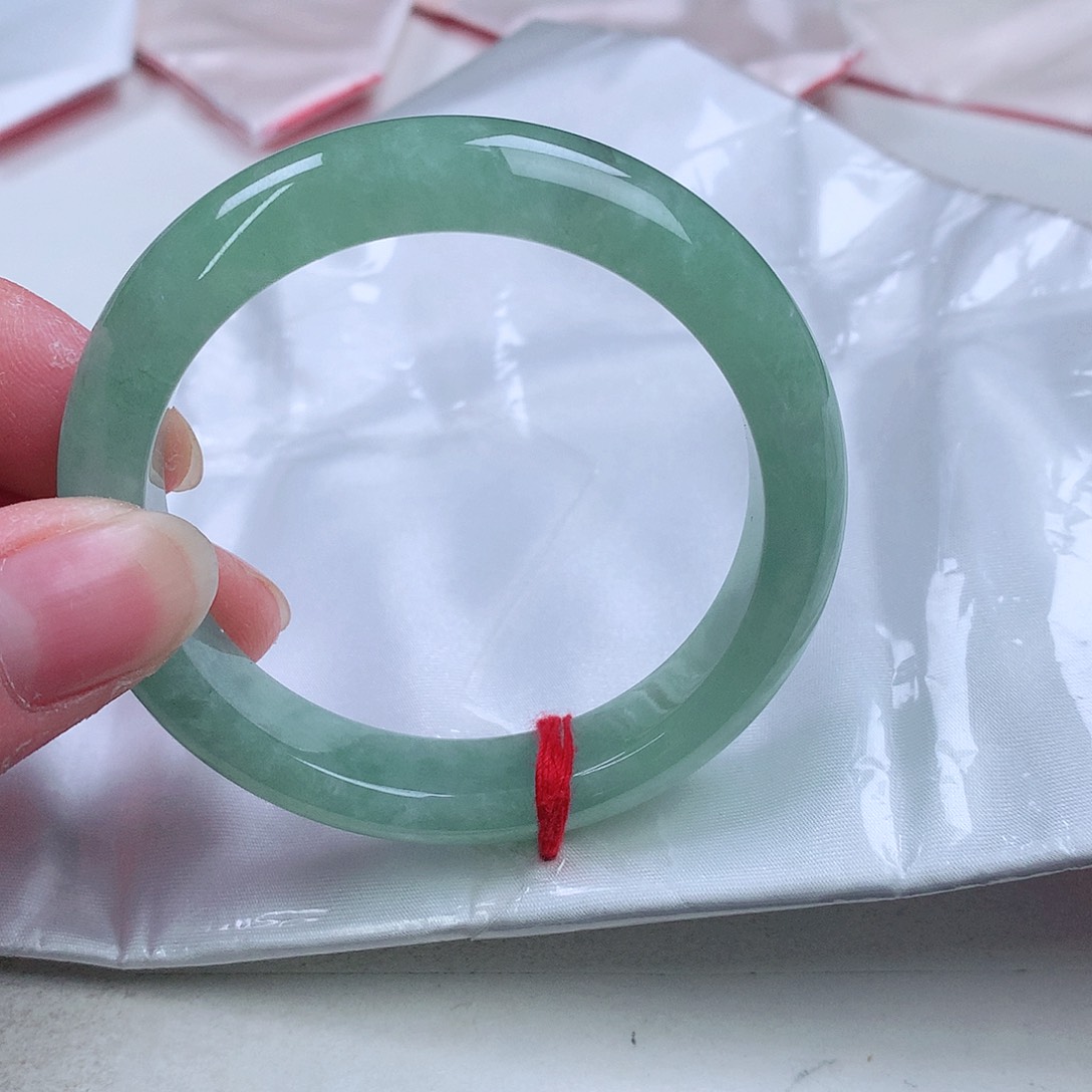 翡翠手镯未镶嵌。。。