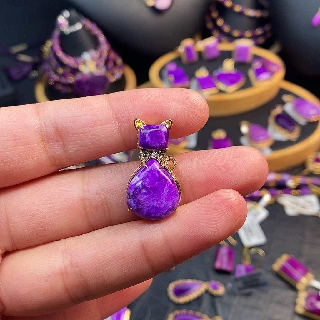 大***宝苏纪石（舒俱来）18K金镶嵌吊坠