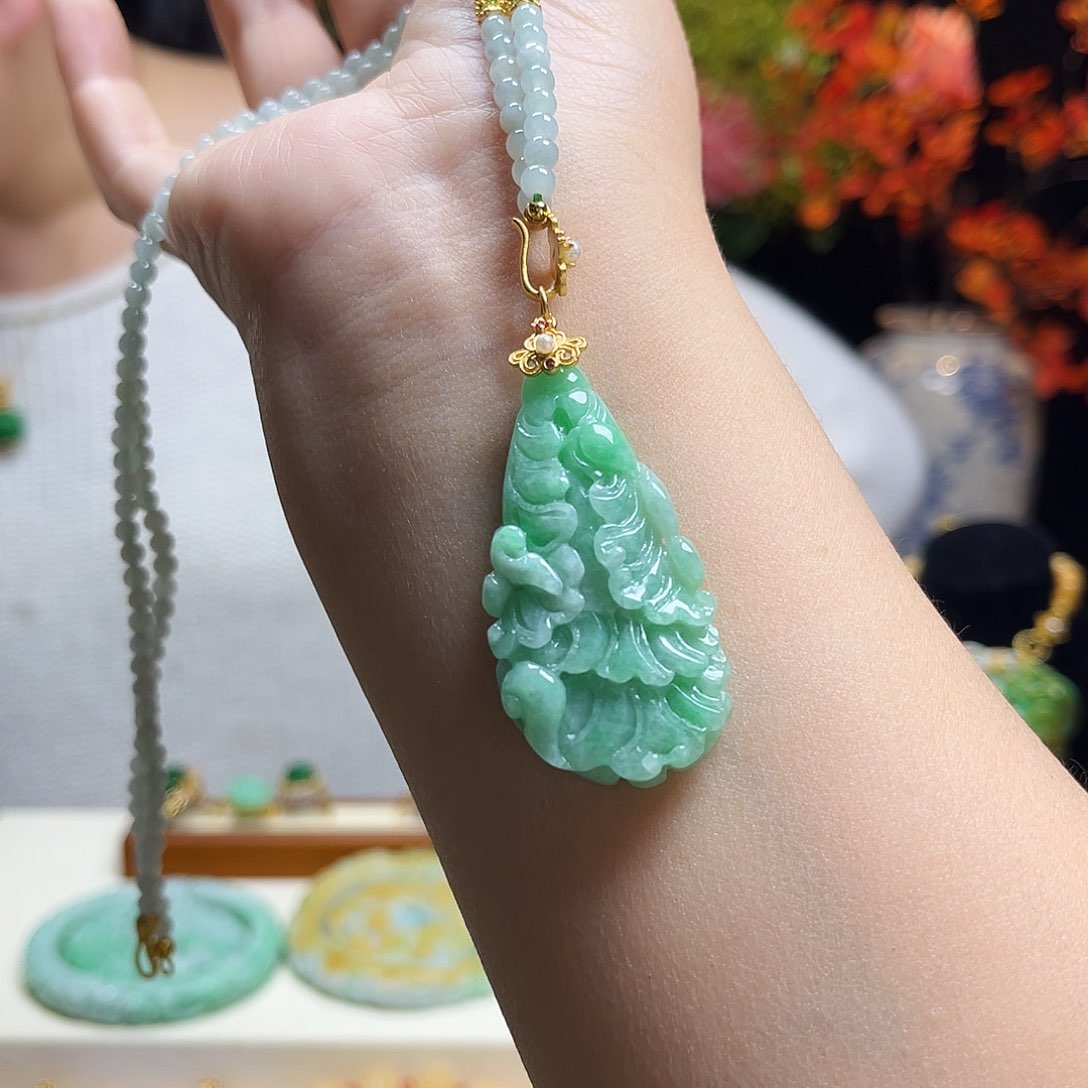 翡翠颈饰未镶嵌阳绿白菜