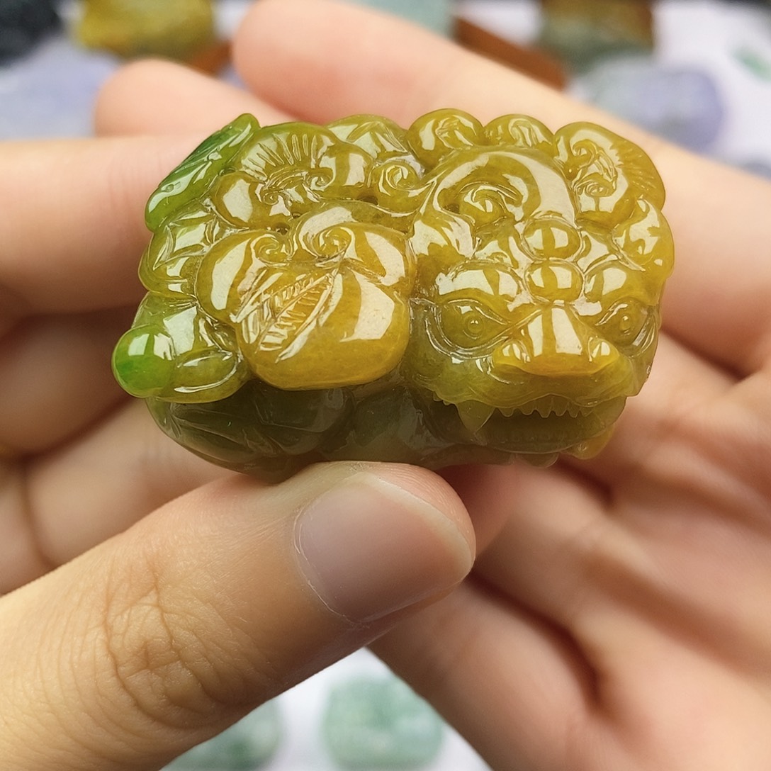 翡翠未镶嵌颈饰貔貅