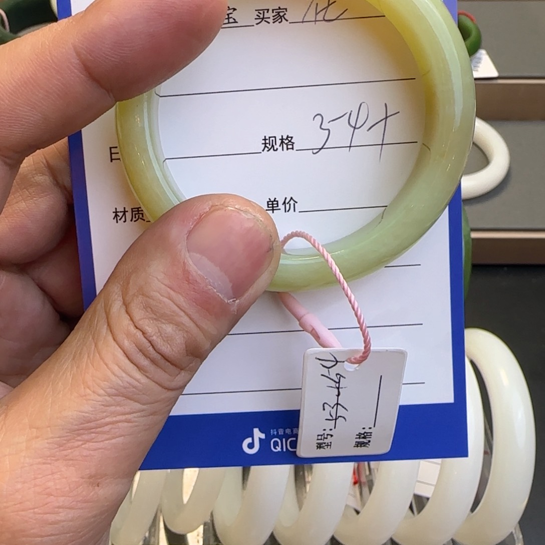 和田玉手镯未镶嵌在**右