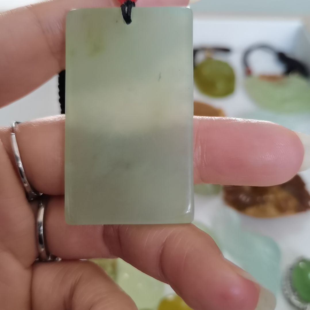 未镶嵌蛇纹石玉吊坠
