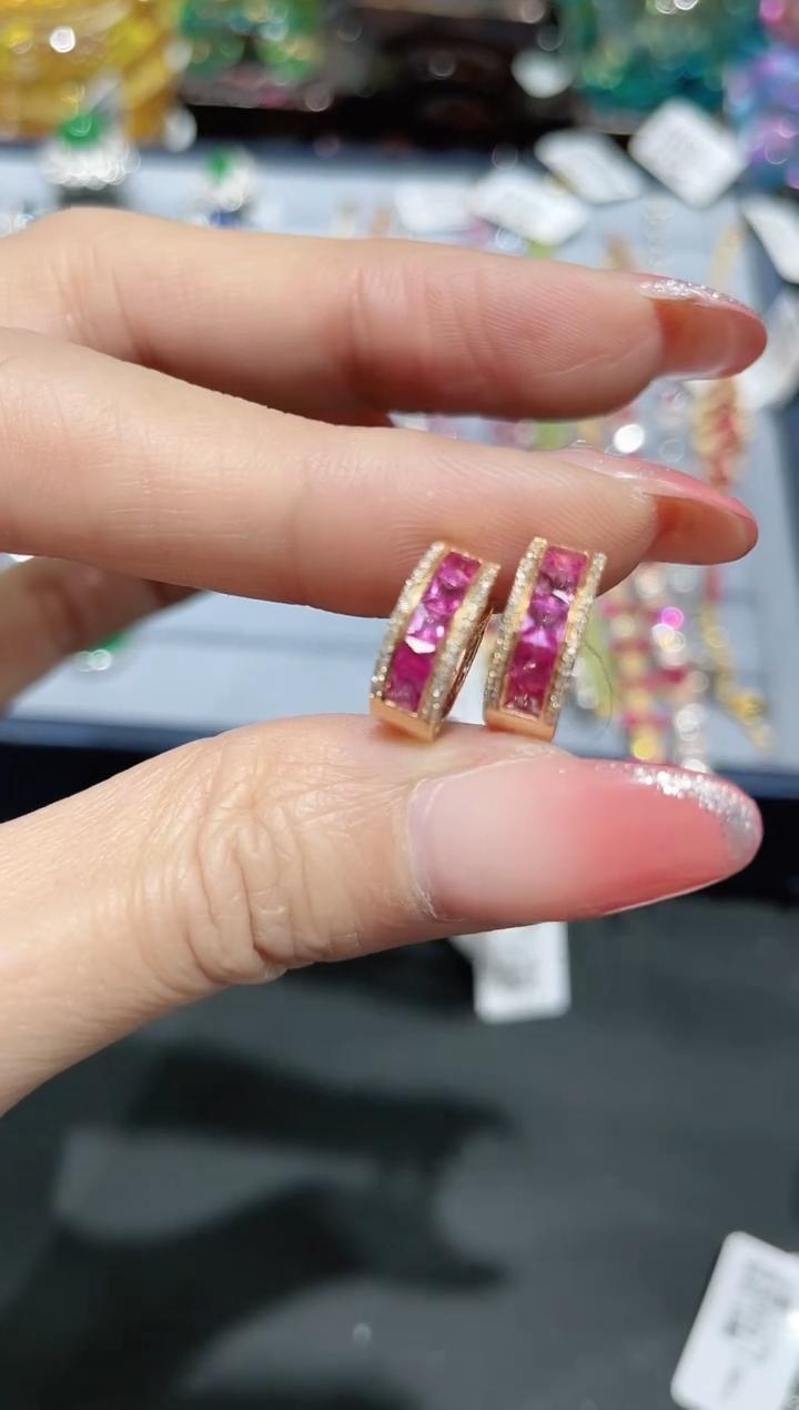 18K金镶嵌彩色蓝宝石耳饰耳扣
