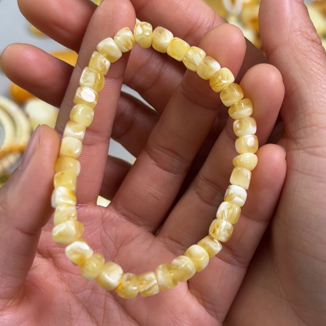 蜜蜡裸石未镶嵌蜜蜡