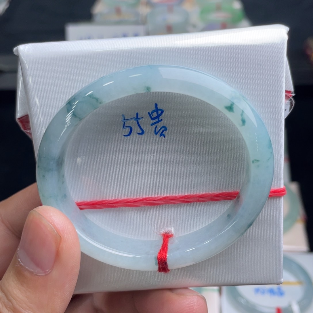 翡翠手镯未镶嵌翡翠手镯