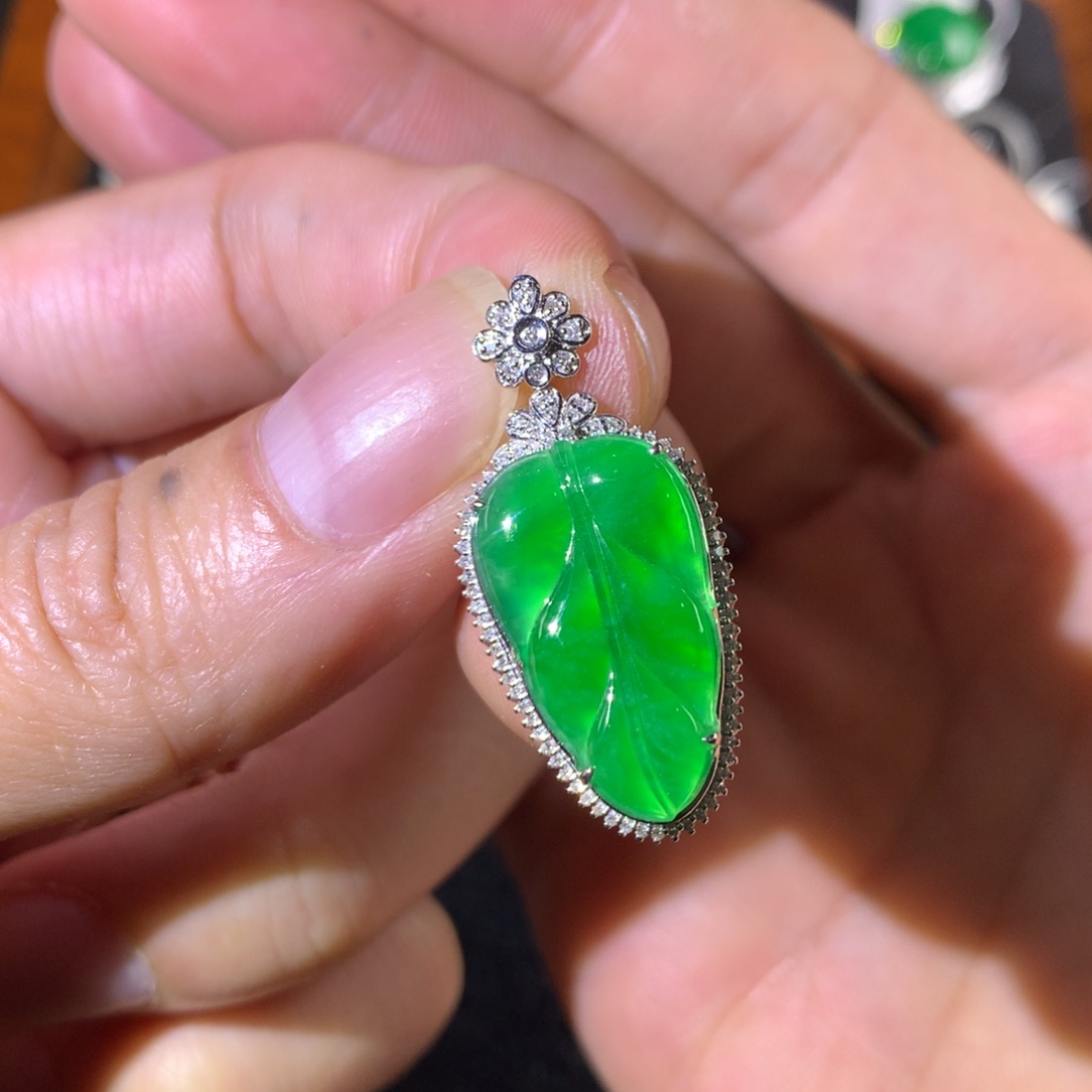 翡翠18K金镶嵌颈饰翡翠