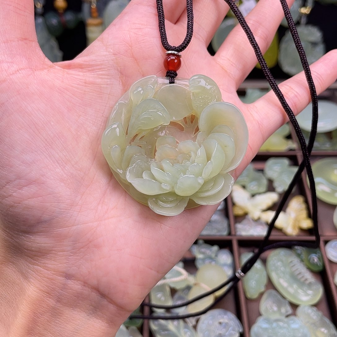 蛇纹石玉未镶嵌颈饰