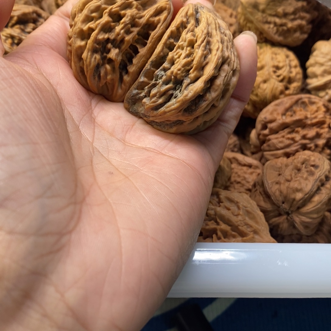 昌***虹吊坠文玩核桃虎头