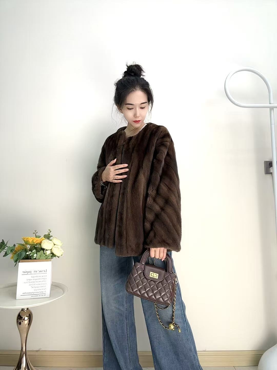 咖啡圆领全抽刀母貂短款斜排袖