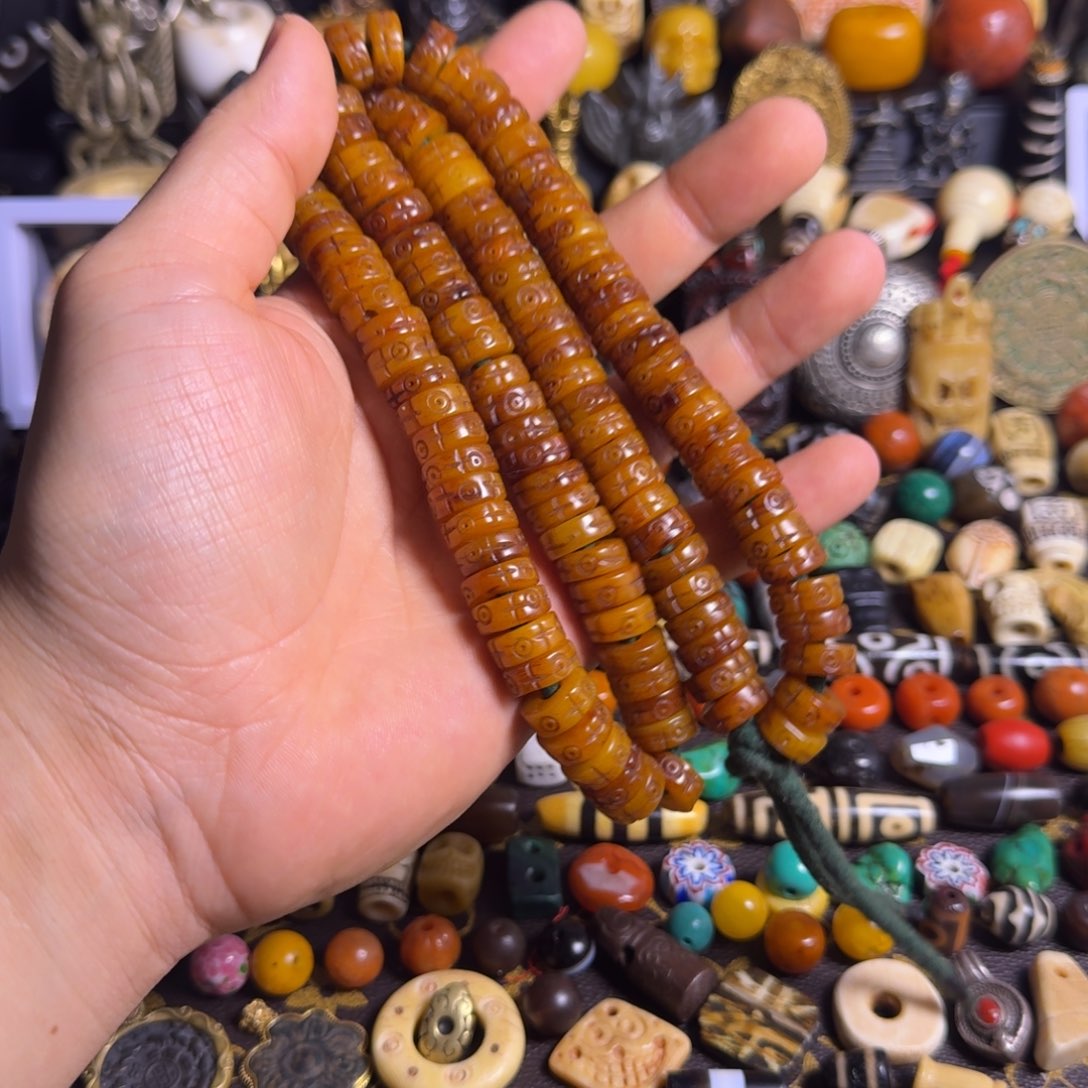 琉璃颈饰如图如图