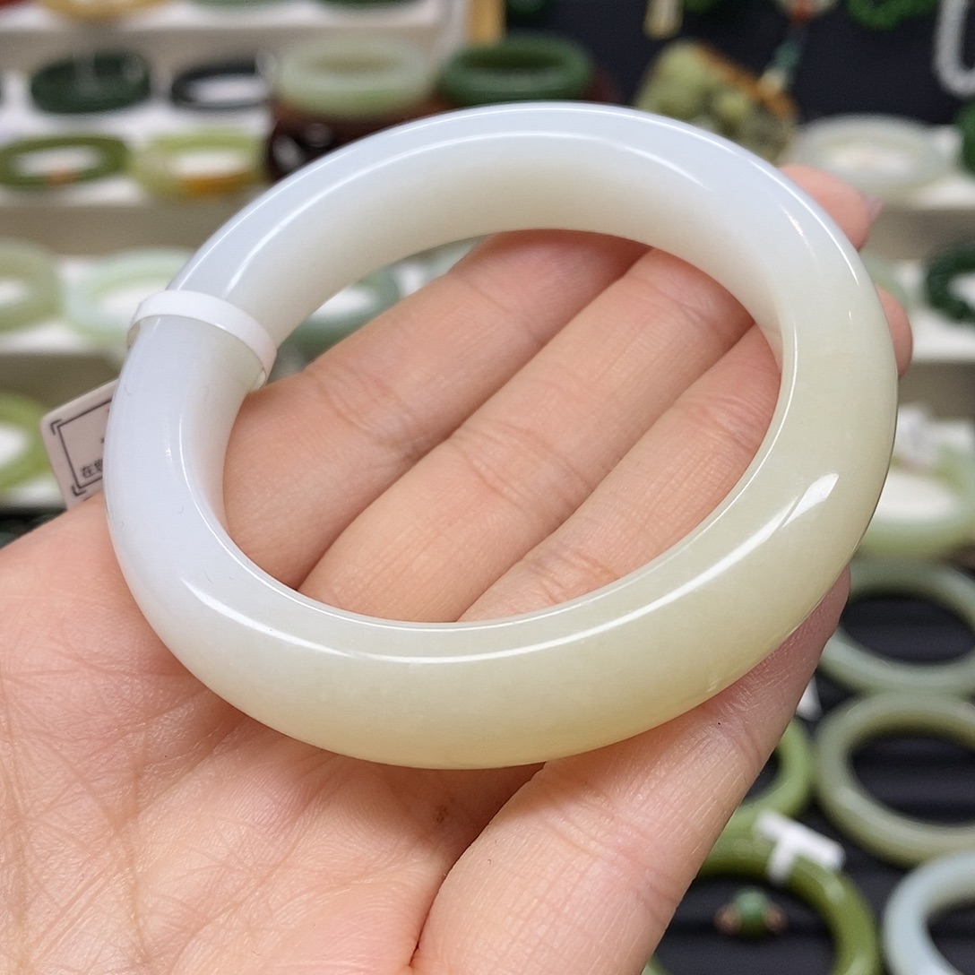 和田玉未镶嵌手镯