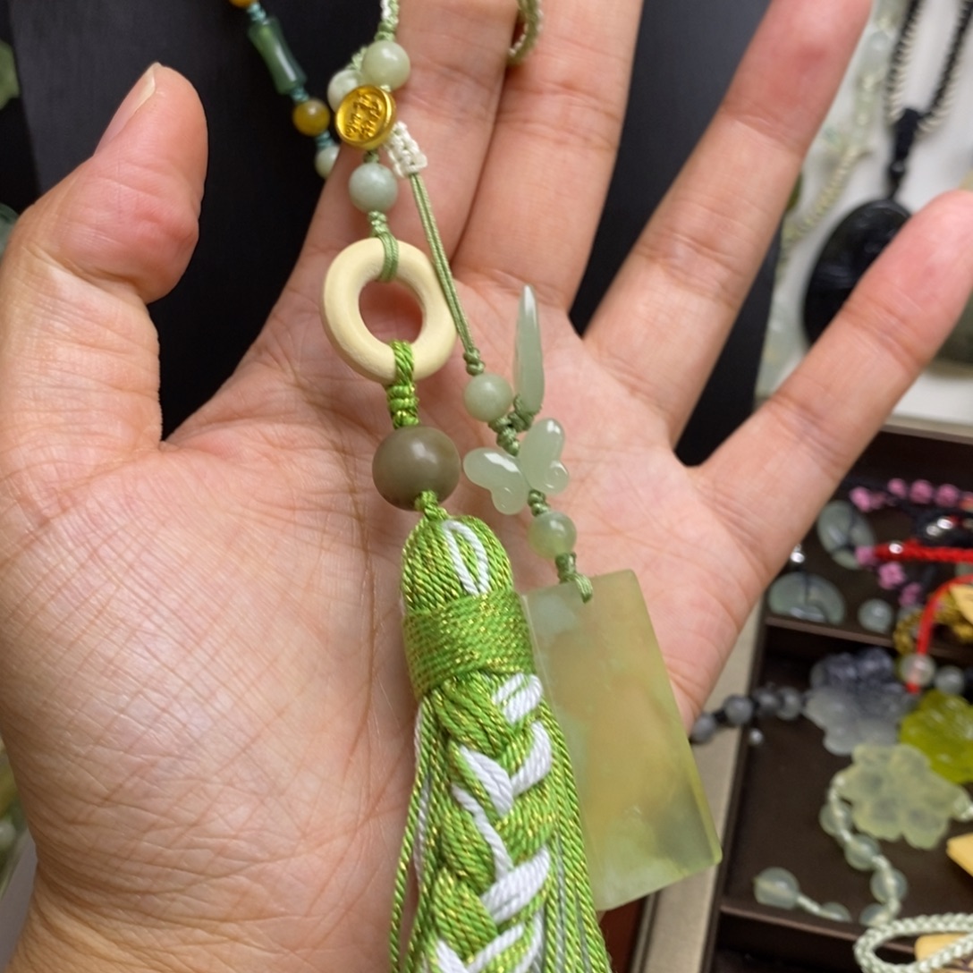 蛇纹石玉未镶嵌颈饰