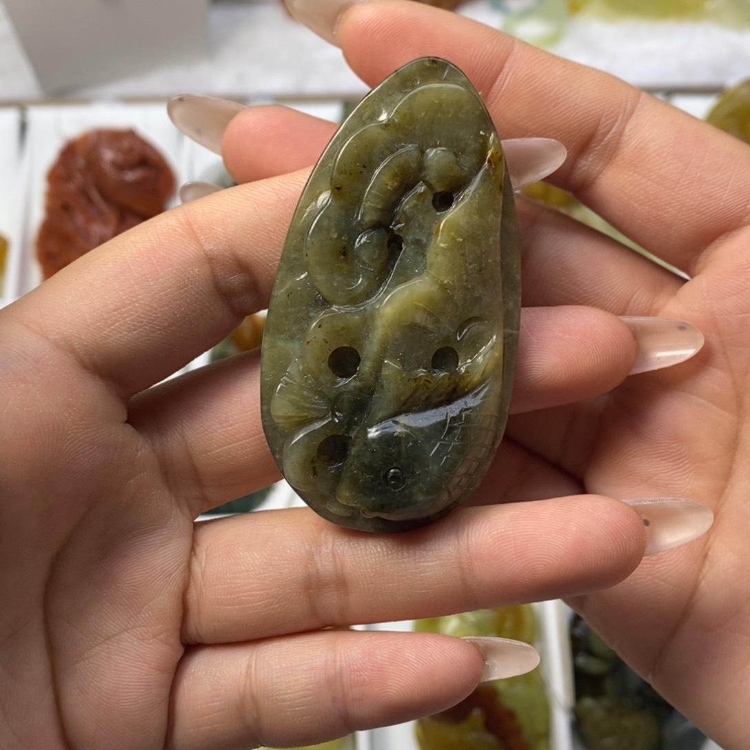 蛇纹石玉颈饰未镶嵌