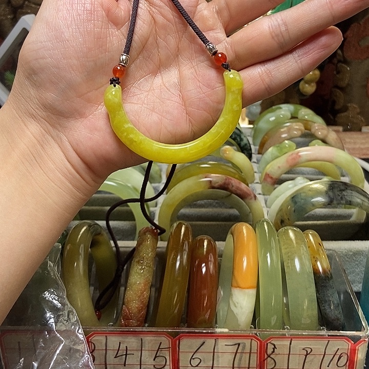 蛇纹石玉手镯未镶嵌