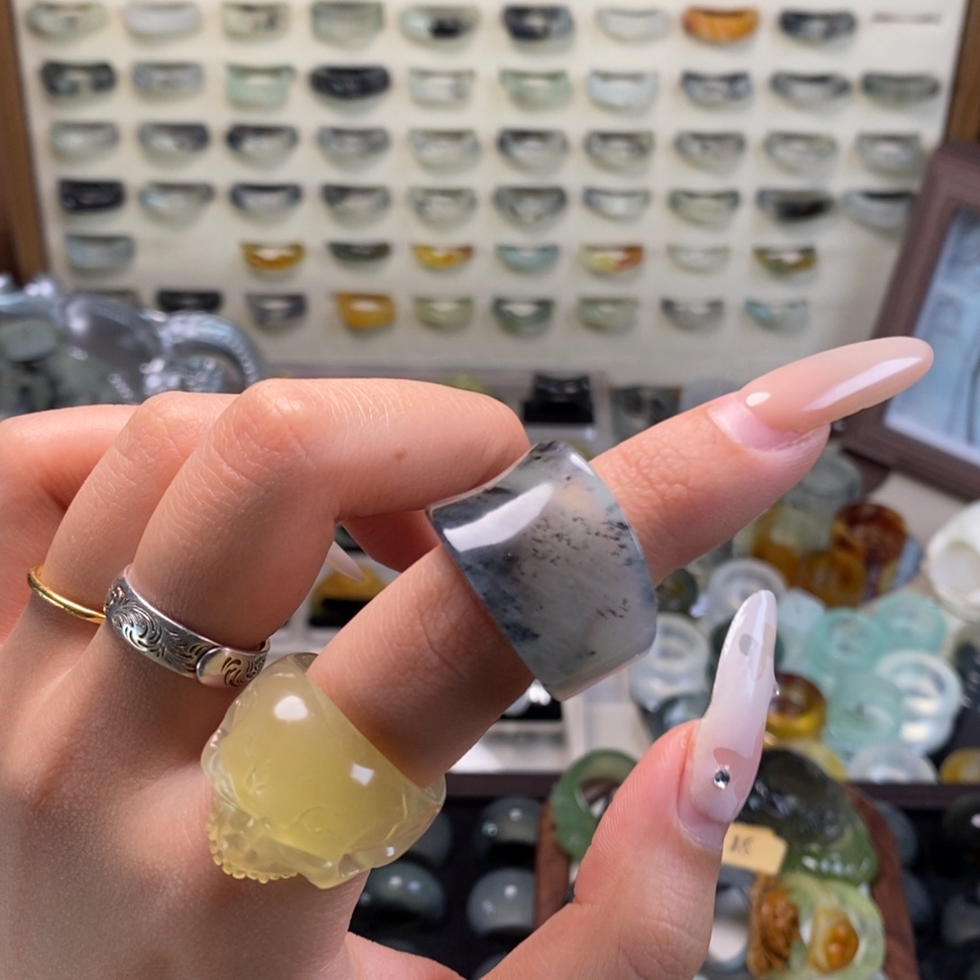 蛇纹石玉未镶嵌戒指盾牌内径17.5港码15微瑕放漏不退换