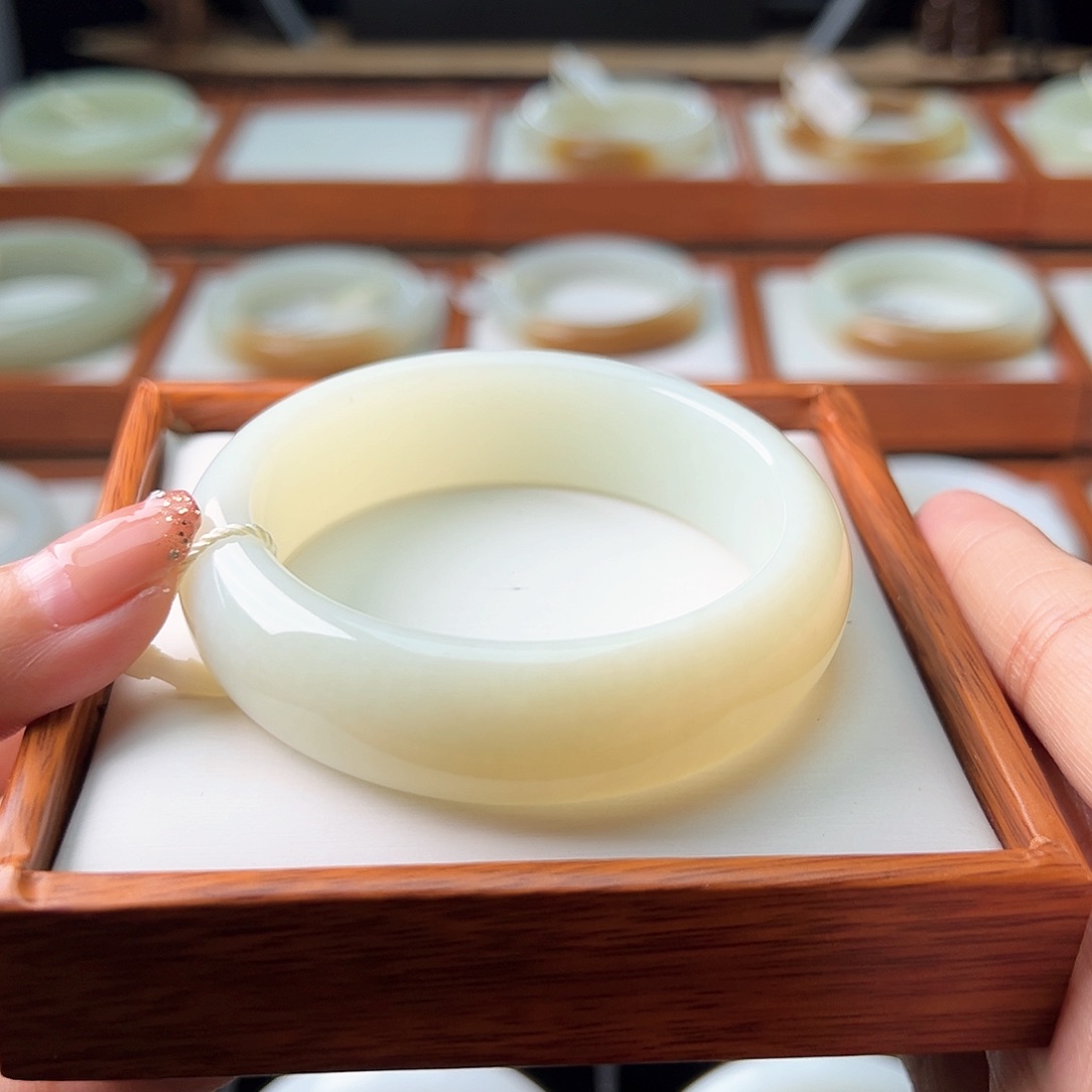 和田玉手镯未镶嵌57