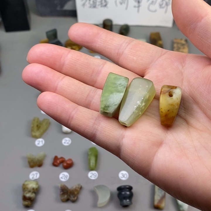 陌****蛇纹石玉未镶嵌文玩百搭配饰